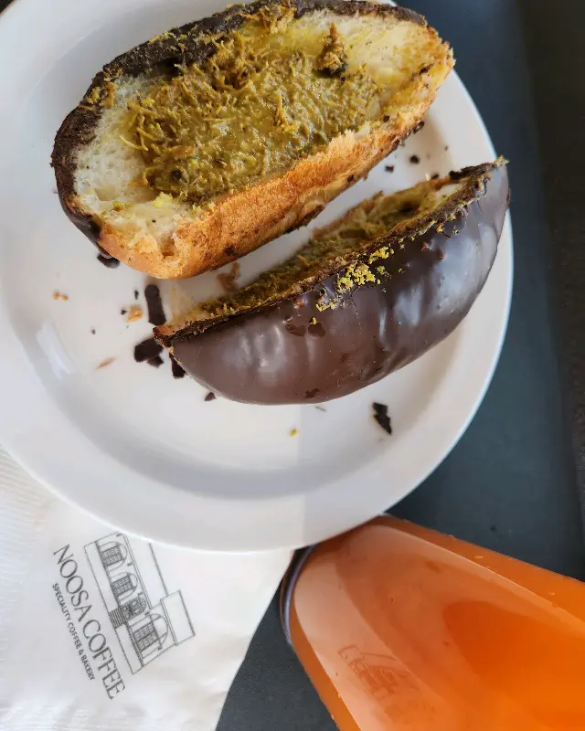 오렌지 커피와 빵