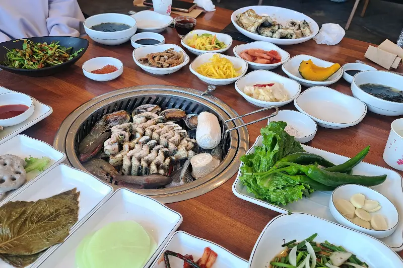 장어마을의 푸짐한 밑반찬