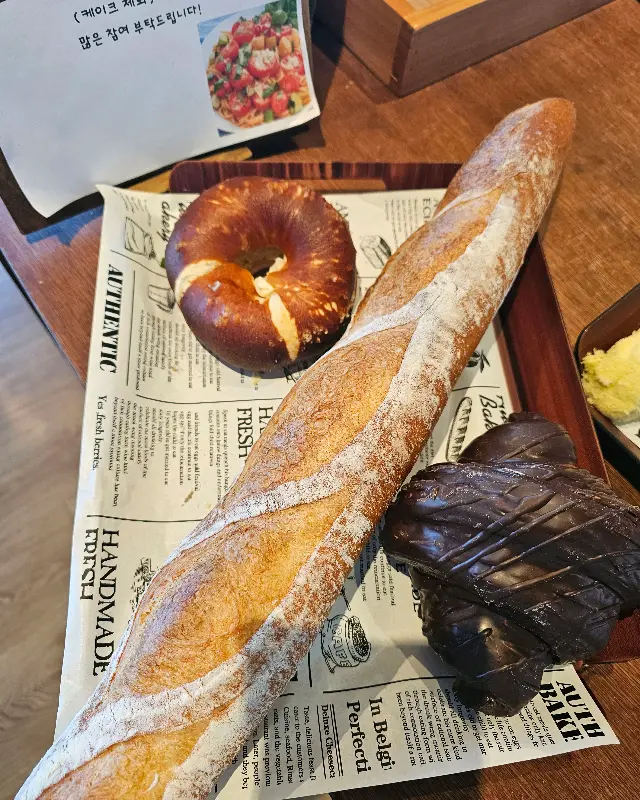 빵과 커피를 함께 즐기는 모습