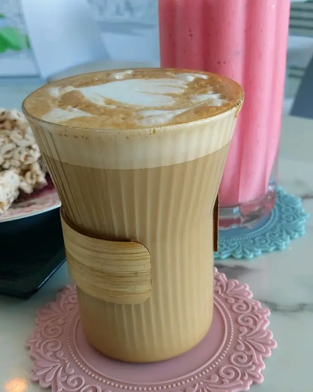 따뜻한 라떼와 딸기 스무디