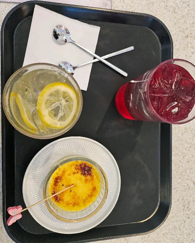 크림 브륄레와 음료