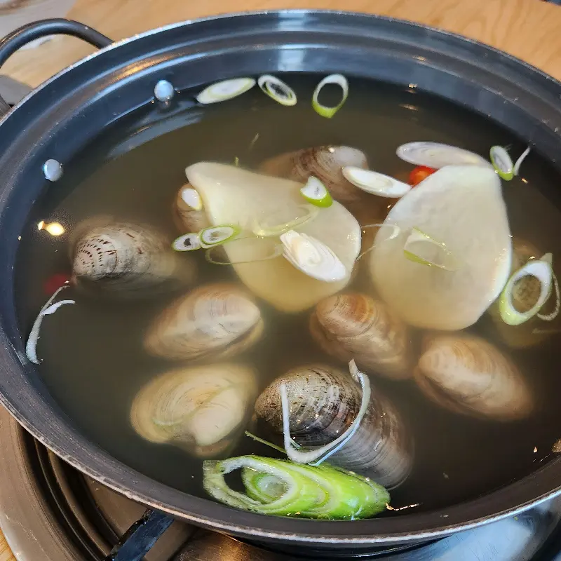 백합 조개와 애호박이 들어간 맑은 국물의 칼국수