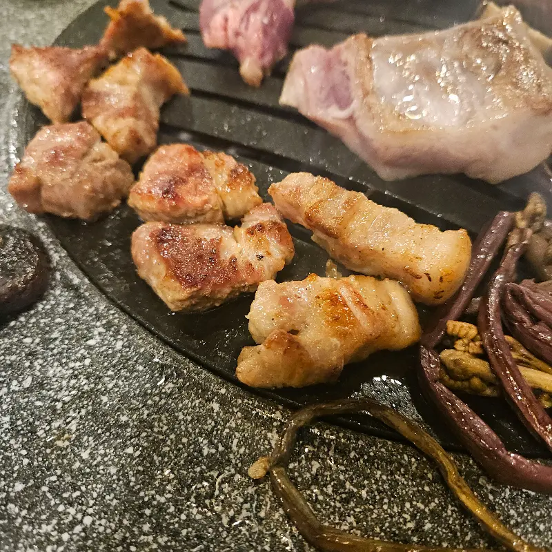 노릇하게 구워진 고기