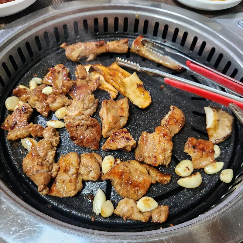 구워진 갈비와 마늘