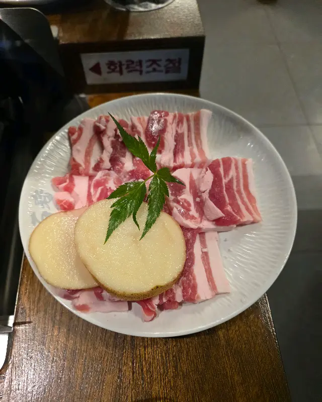 신선한 삼겹살과 감자의 모습