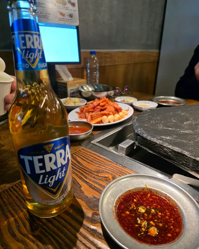 돌판 위에 가지런히 놓인 삼겹살