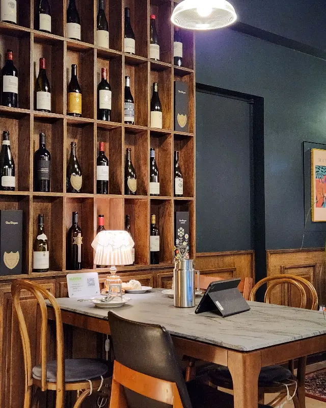 와인 진열장이 있는 비스트로낭 내부