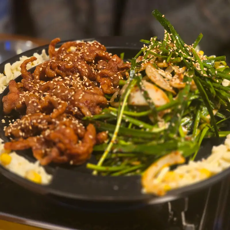 매콤한 닭발과 고소한 마요네즈의 환상적인 조합