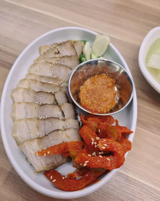 윤기가 흐르는 수육 한 접시