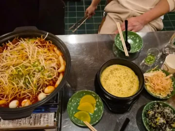 레트로 감성 자극하는 안양 일번가 닭발 맛집, 중앙즉석닭발에서 펼쳐지는 매운맛 실험