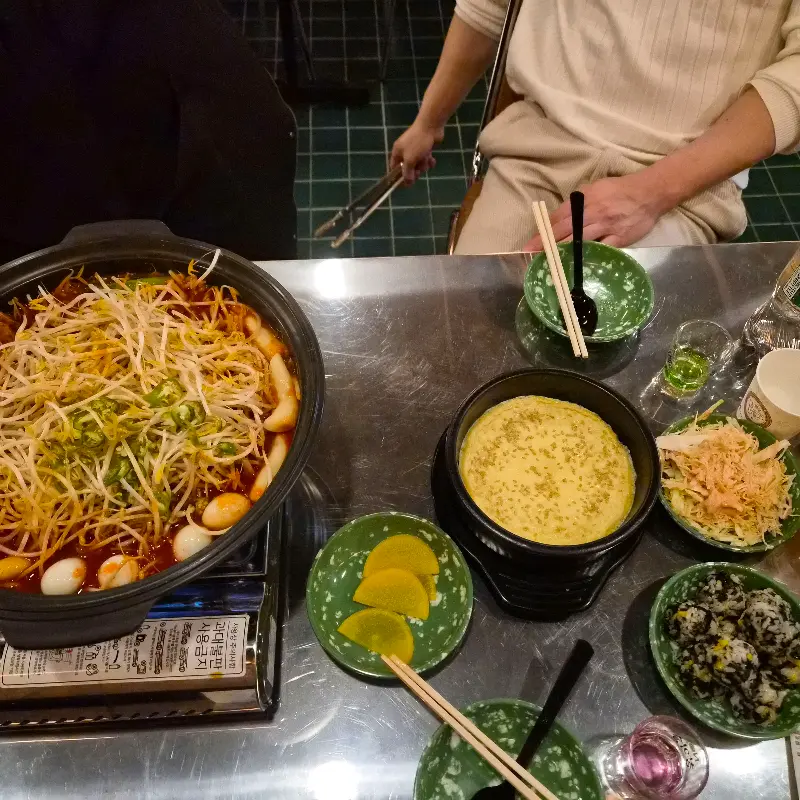 테이블 가득 차려진 닭발 한 상 차림