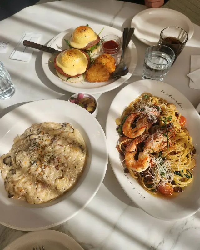 테이블 위에 놓인 브런치 메뉴들