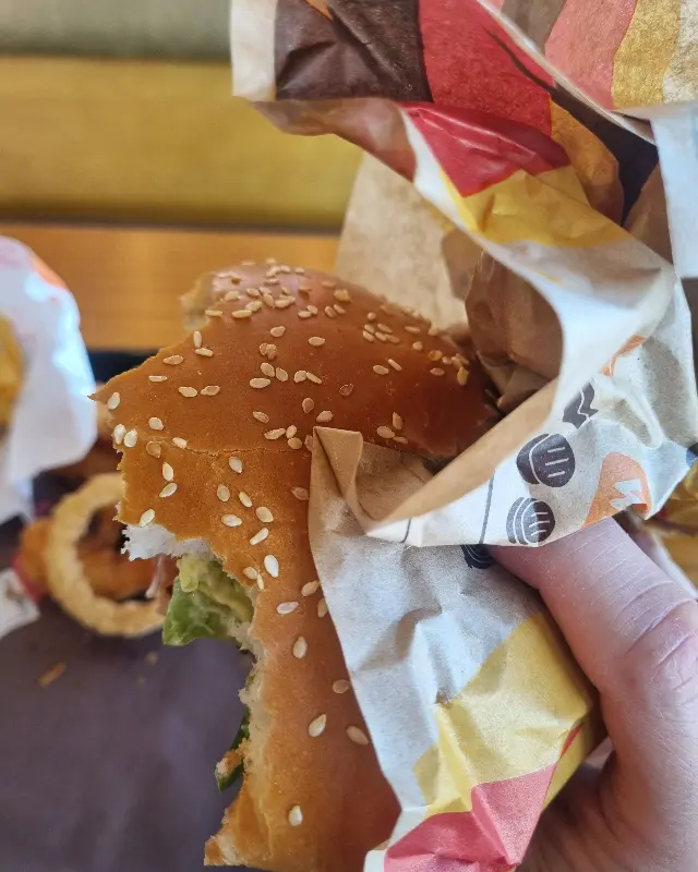 한 입 베어 문 와퍼의 단면