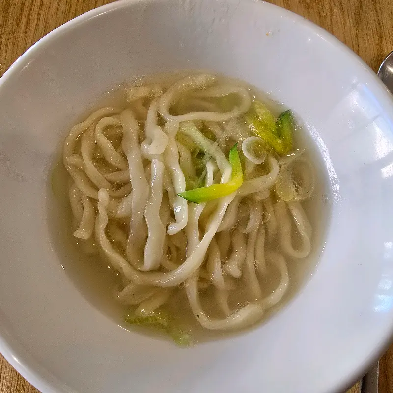 칼국수를 개인 접시에 담은 모습