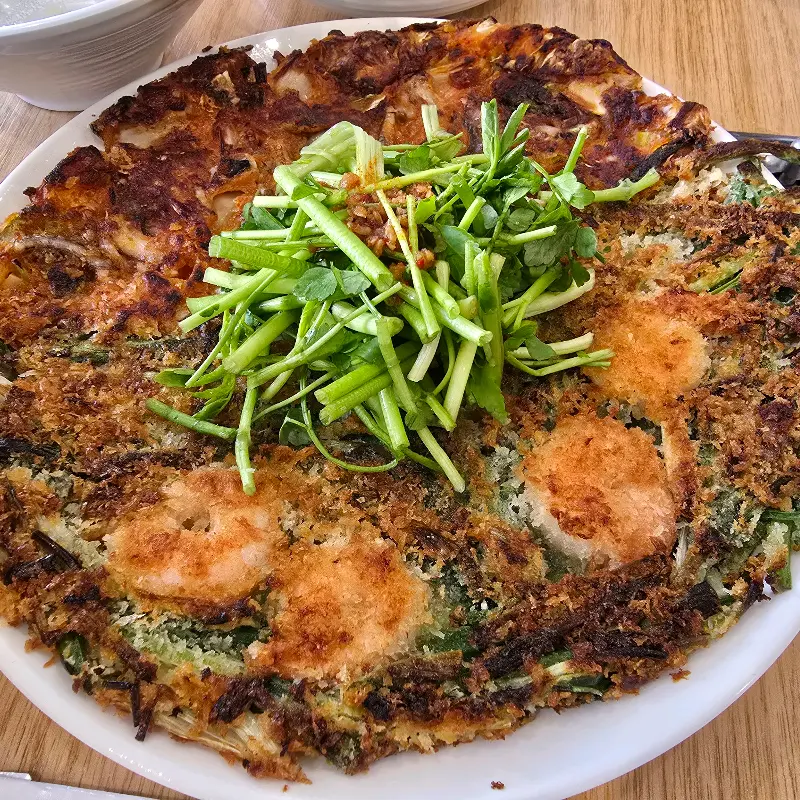 미나리가 듬뿍 올려진 반반파전