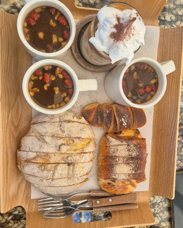 다양한 빵과 음료