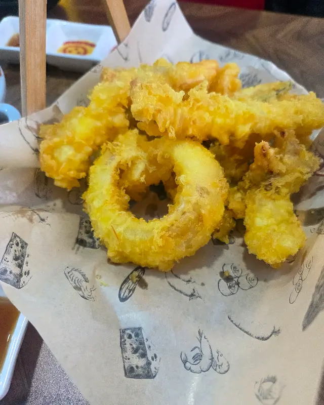 바삭하고 따뜻한 모듬 튀김. 특히 한치 튀김은 쫄깃한 식감과 고소한 풍미가 일품이다.