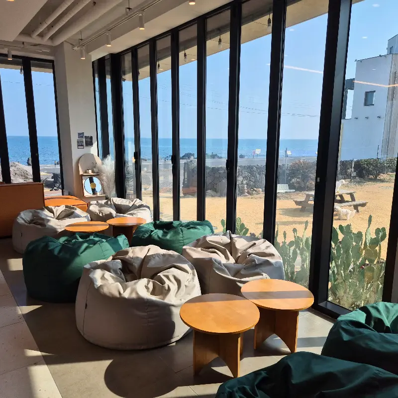 카페씨닉 내부 빈백 좌석