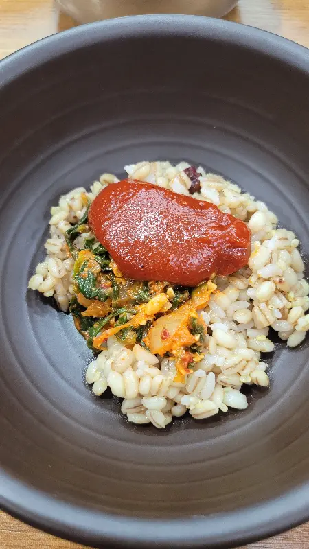 맛있는 식사 후 행복한 미소를 짓는 사람들