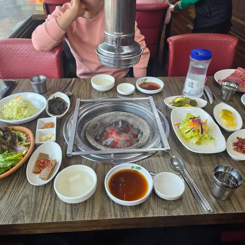 깔끔하게 차려진 테이블