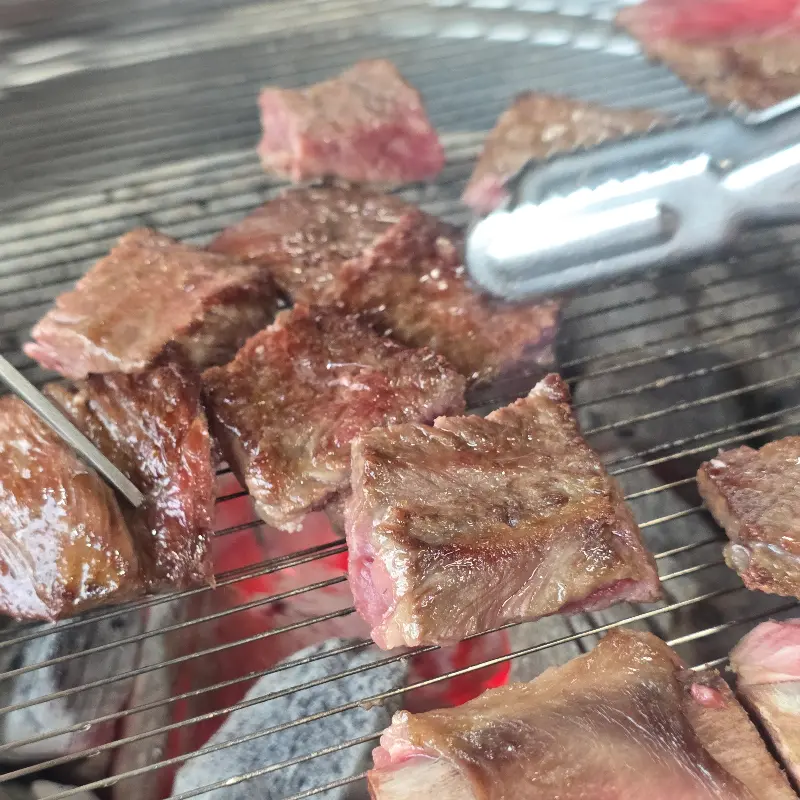 숯불 위에서 맛있게 익어가는 생갈비