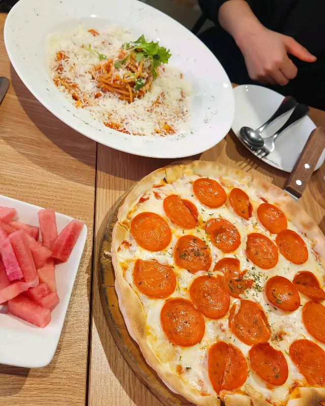 페퍼로니 피자와 토마토 파스타