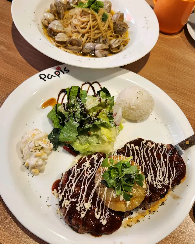 스테이크와 봉골레 파스타가 함께 담겨있는 사진