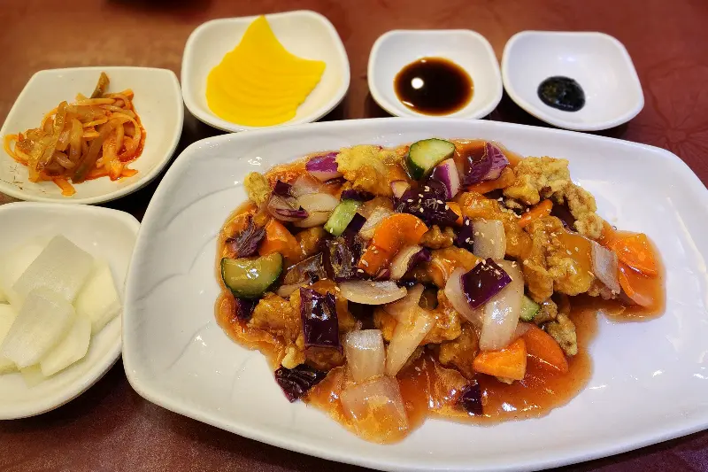 탕수육과 각종 반찬이 놓여있는 테이블