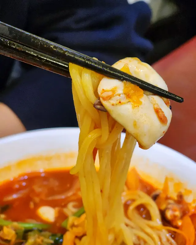 짬뽕 면을 젓가락으로 들어올리는 모습