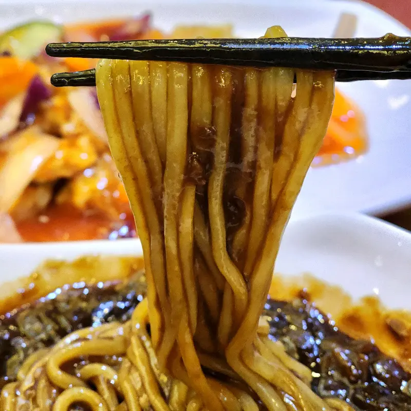 젓가락으로 면을 들어올리는 모습