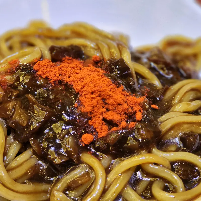 짜장면에 고춧가루를 뿌린 모습