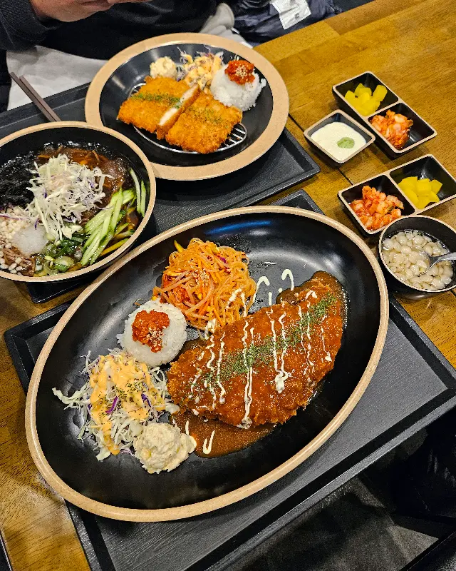 다양한 메뉴를 한 상 가득