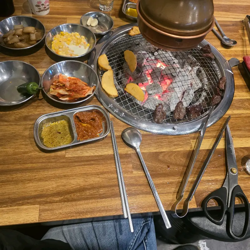 푸짐하게 차려진 소도둑의 한 상 차림