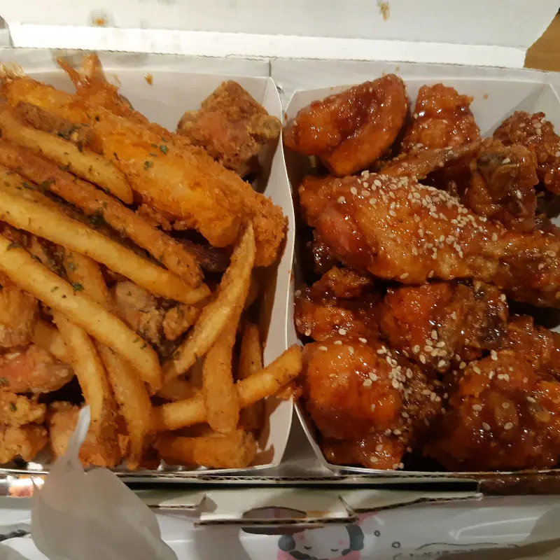 한 상 가득 차려진 치킨과 튀김