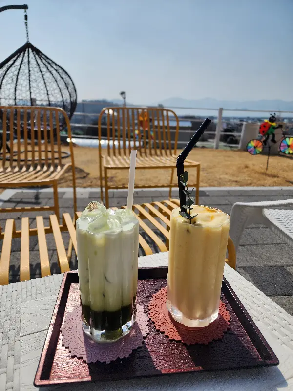 야외 테이블에 놓인 음료