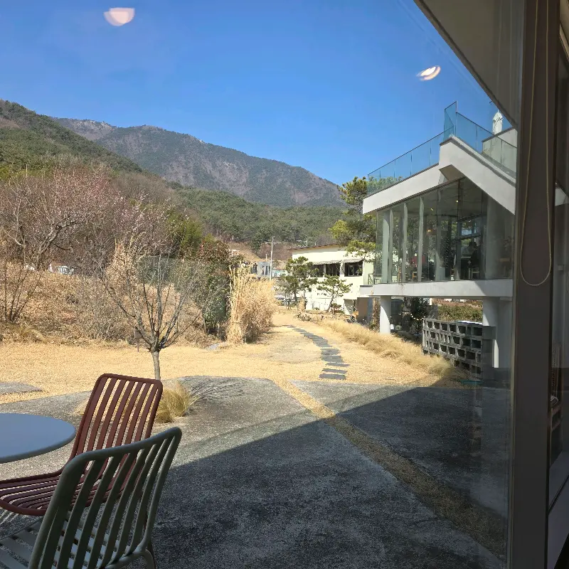카페 외부에서 바라본 신불산 풍경