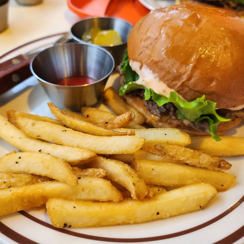 압도적인 크기를 자랑하는 몬스터 치킨 버거