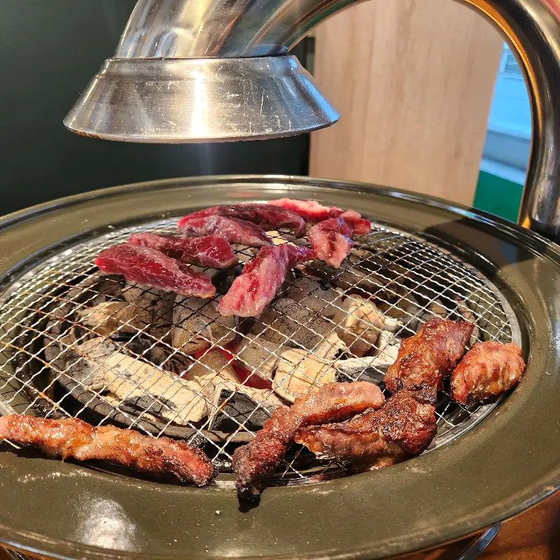 숯불에 구워지는 마늘갈비살