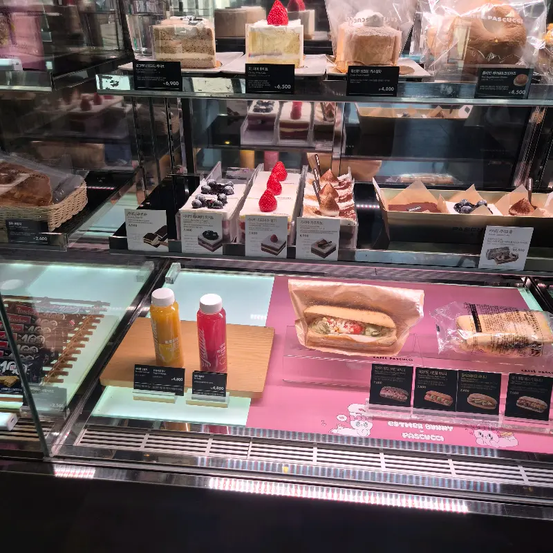 쇼케이스 안의 다양한 디저트