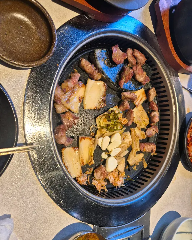 불판 위의 삼겹살과 백김치