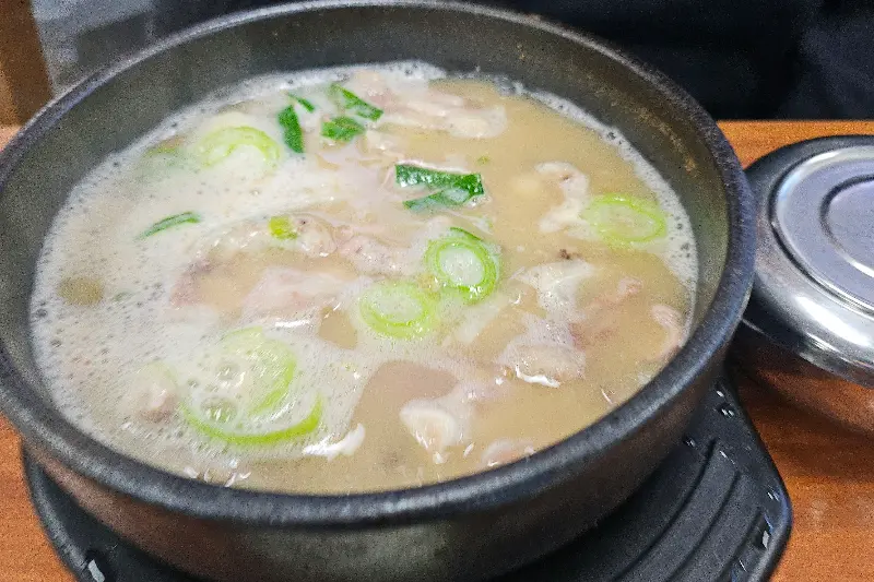 뽀얀 국물이 매력적인 순대국