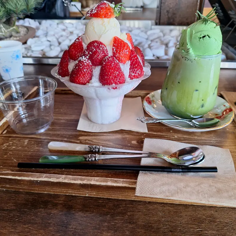 신선한 딸기가 듬뿍 올라간 딸기 빙수와 말차 라떼