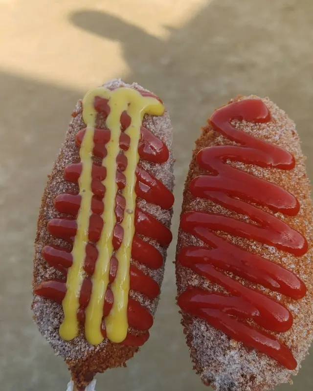 케첩과 머스타드가 뿌려진 연핫도그
