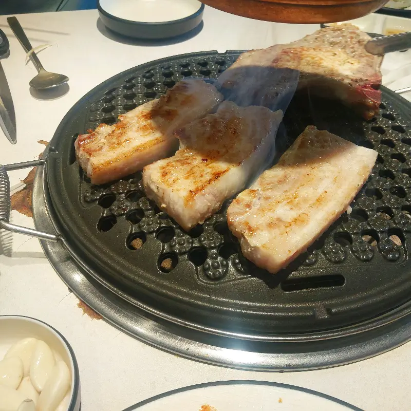 불판 위에서 맛있게 익어가는 삼겹살