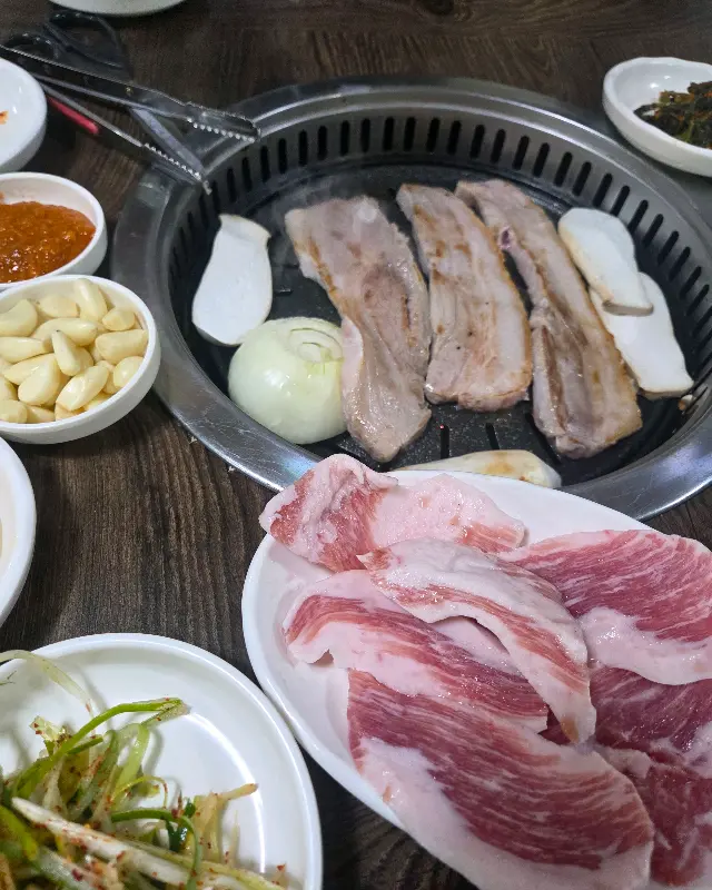 불판 위에 구워진 삼겹살