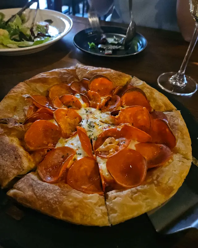 페스츄리 피자와 샐러드