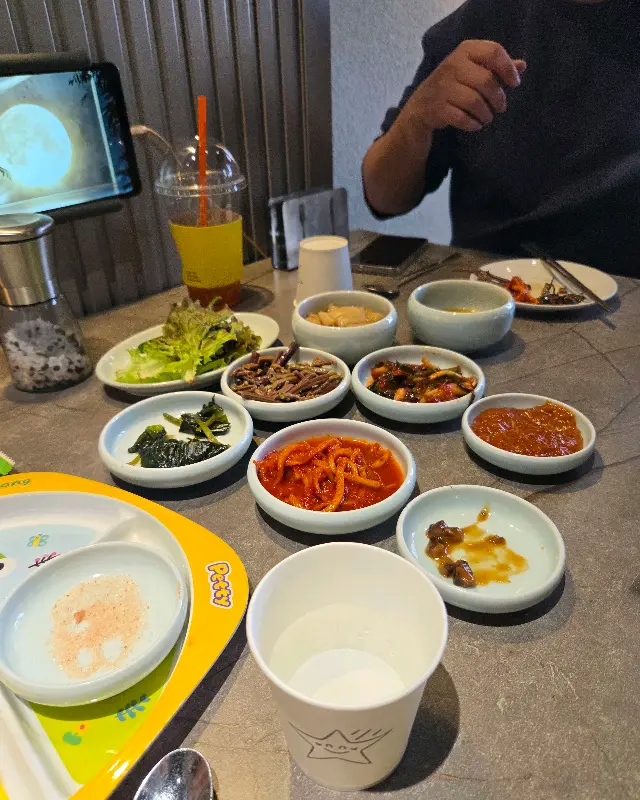 정갈하게 차려진 밑반찬과 황제살