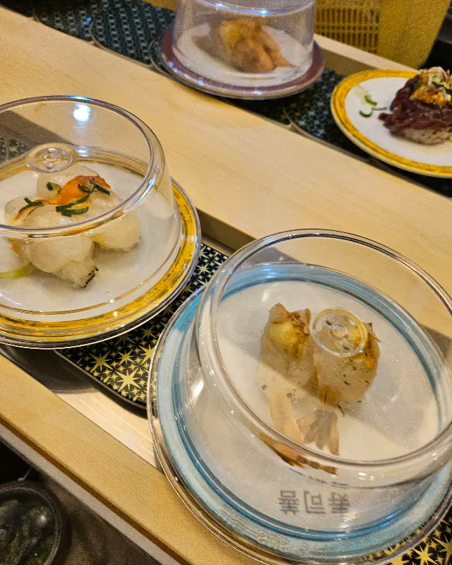 회전 레일 위 초밥들