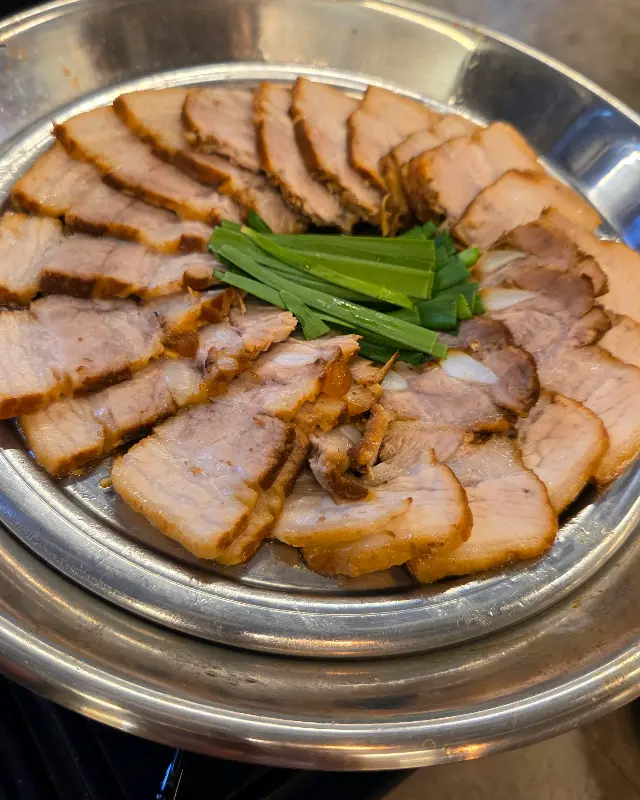 윤기가 흐르는 수육