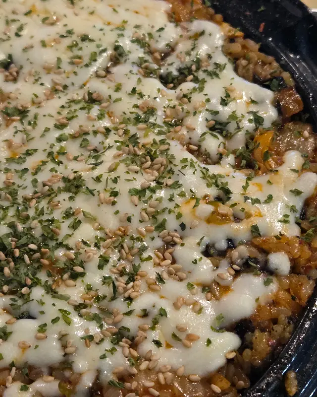 치즈가 듬뿍 올려진 볶음밥